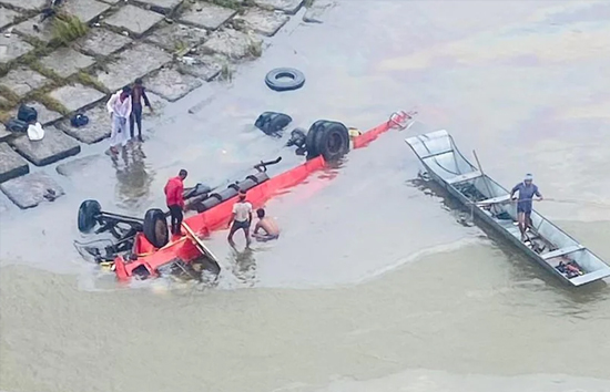 MP : इंदौर से 55 लोगों पुणे जा रही बस नदी में गिरी, 13 की मौत, कई गंभीर 