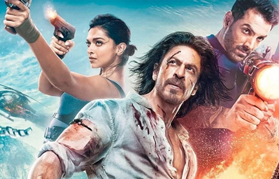 शाहरुख खान की विवादित फिल्म पठान रिलीज, बीच सड़क पर केक काटते नजर आए फैंस 