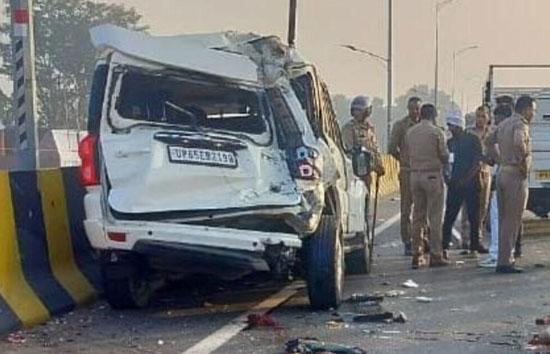 वाराणसी भीषण सड़क हादसा: विंध्याचल से दर्शन कर लौट रहे चार श्रद्धालुओं की दर्दनाक मौत, स्कॉर्पियो के उड़े परखच्चे
