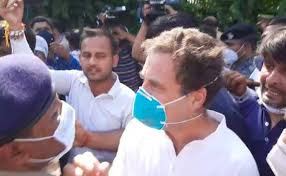 हाथरस पैदल जा रहे राहुल गांधी जमीन पर गिरे, पुलिस पर लगाया आरोप 