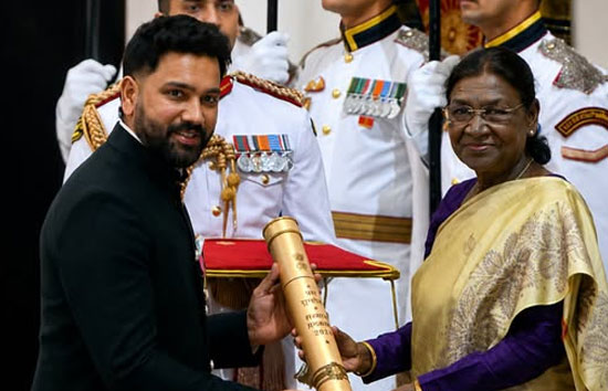 हिटमैन को पद्मश्री: राष्ट्रपति मुर्मू ने रोहित शर्मा को किया सम्मानित, खेल जगत में योगदान के लिए मिला अवॉर्ड
