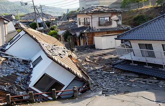 जापान में शक्तिशाली भूकंप ने मचाई तबाही, तस्वीरों से जाने क्या होंगे हालात 