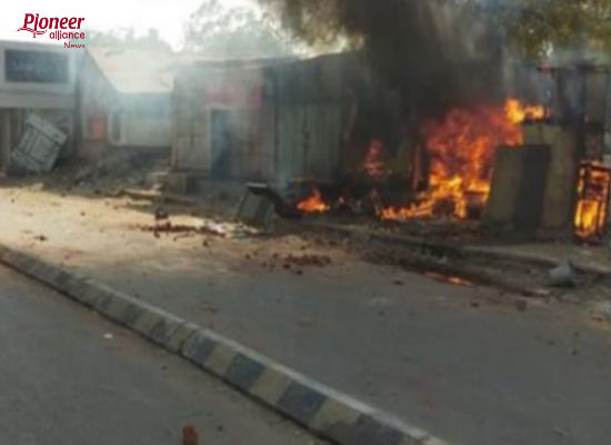 गुजरात में भड़की सांप्रदायिक हिंसा, 25 घरों, दुकानों को लगाई आग, कई घायल