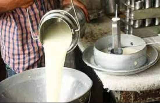 पाकिस्तान के लोगों दो वक्त की रोटी के भी पड़ रहे लाले, दूध 210 रूपये लीटर तो 1 किलो चावल के दाम 400 रूपये 
