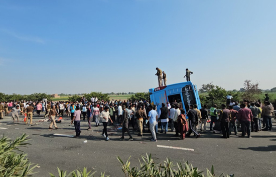 कन्नौज : आगरा-लखनऊ एक्सप्रेसवे स्लीपर बस और ट्रक की टक्कर, 8 की मौत, कई यात्री घायल 