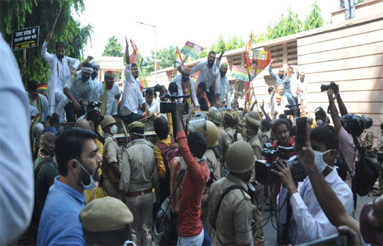 लखनऊ: शिवपाल की पार्टी प्रसपा का जोरदार प्रदर्शन, पुलिस ने भांजी लाठियां