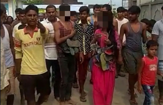 शर्मनाक : कुशीनगर में भीड़ ने प्रेमी जोड़े का मुह काला कर गांव घुमाया, लोग बनाते थे वीडियो 