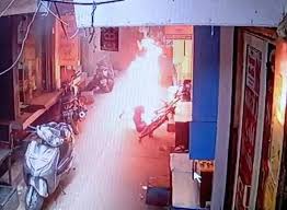 उत्तर प्रदेश में दिल दहला देने वाली घटना, दुकान पर बैठे सुनार को लगाई आग, मचा हड़कंप