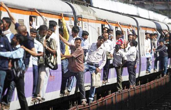 कोरोना महामारी : मुंबई में आज से शुरू हुईं लोकल ट्रेनें, सिर्फ इन्हे मिलेगी यात्रा की अनुमति