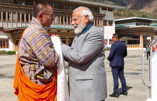 भूटान के पीएम शेरिंग टोबगे भारत के प्रधानमंत्री का किया स्वागत, सड़कों को तिरंगे से सजाया 