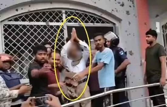बांग्लादेश: हिंदू शिक्षक को जूतों की माला पहनाकर घुमाया, पुलिस बनी तमाशबीन 