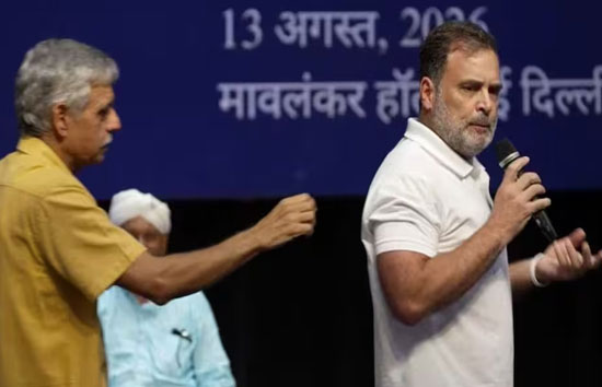 कांग्रेस के ‘मेलोनी मज़ाक’ पर गरमाई राजनीति: विदेश मंत्रालय ने दी आदर की सीख, राजनाथ सिंह बोले— 'गांधी सरनेम वाला ऐसा करे, सोच नहीं सकता'