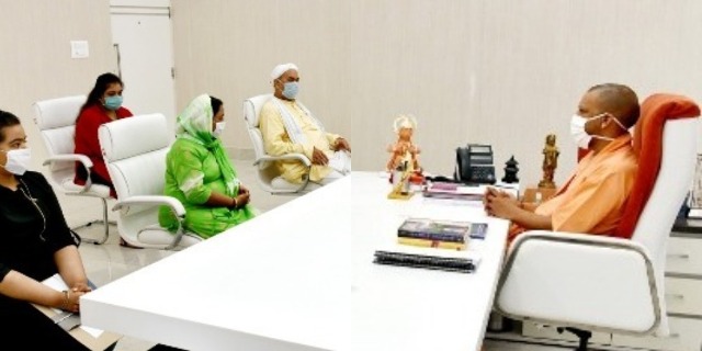 CM योगी ने बिकरू कांड में शहीद CO व SO के परिजनों से की मुलाकात