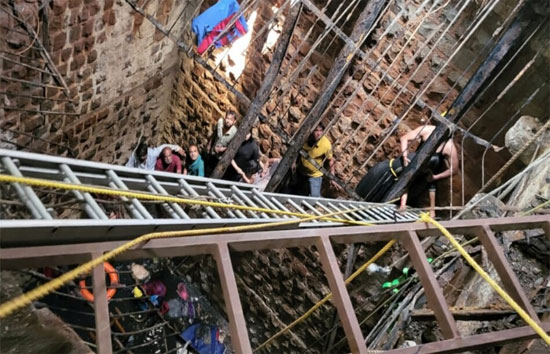 मप्र : इंदौर में मंदिर में कुएं की छत धंसी, 13 की मौत, बचाव कार्य जारी 
