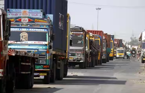 हिट एंड रन कानून के विरोध में थमे 25 लाख ट्रकों के पहिए, बीच रास्ते में गाड़ी छोड़कर गए ड्राइवर 