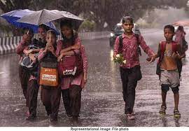 लगातार हो रही बारिश से लखनऊ में आज कक्षा 12 तक के सभी स्कूल रहेंगे बंद