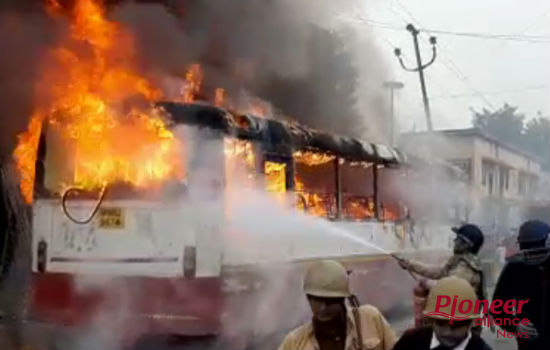 संभल: सपा कार्यकर्ताओं ने पुलिस की गाड़ी तोड़ी, चार बसों में लगाई आग