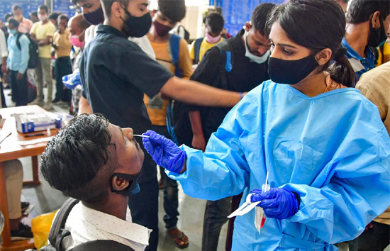 coronavirus update in india : देश में 24 घंटे में 20,551 नए केस, 77 की मौत 