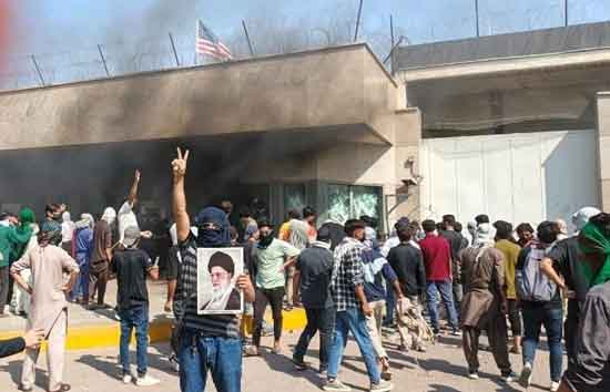 पाकिस्तान : कराची में अमेरिकी दूतावास में घुसे प्रदर्शनकारी, US सैनिकों की फायरिंग में 12 की मौत