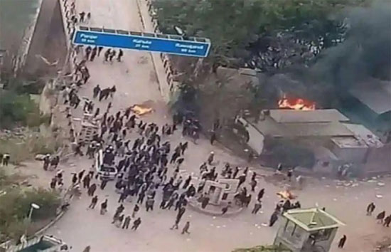 पीओके में महंगाई को लेकर इमरान सरकार के खिलाफ सड़कों पर उतरे लोग, थाने में लगाई आग