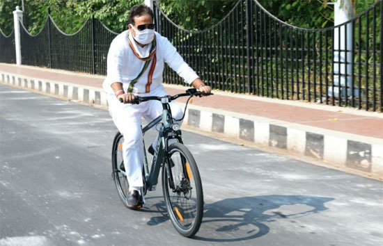 यूपी : साइकिल से दफ्तर पहुंचे ऊर्जा मंत्री, लोगों से की ये अपील!