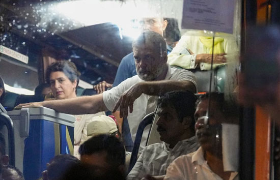 NEET Protest पर राहुल की 'गांधीगिरी', बैरिकेड तोड़ गांधी स्मृति पहुंचे 