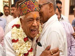 फिर एक वारंट ने 74 साल की उम्र में उन्हें मंत्री से मुख्यमंत्री बना दिया