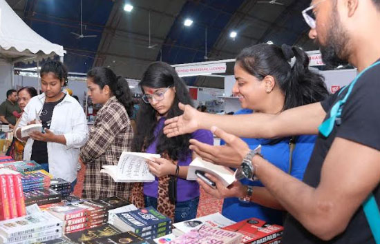 रवीन्द्रालय चारबाग में लखनऊ बुक फेयर का आज तीसरा दिन, परिवार के साथ आए बच्चे 