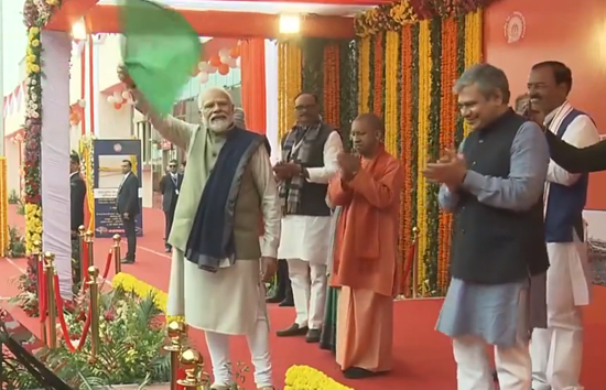 पीएम मोदी ने अवध वासियों की दी सौगात, 2 अमृत भारत और 6 वंदे भारत ट्रेनों को दिखाई हरी झंडी, स्टेशन का किया उद्घाटन