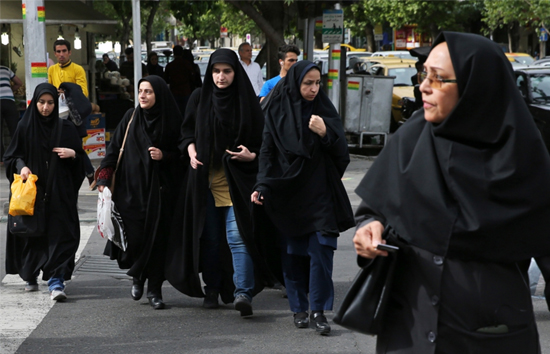 ईरान में हिजाब को लेकर सड़कों पर महिलाएं, बाल कटवाकर प्रदर्शन,  पुलिस झड़प में 5 की मौत