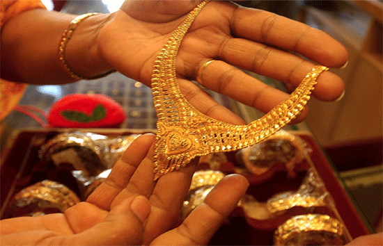 Gold Price : सोने-चांदी के दाम में गिरावट, जाने प्रति दस ग्राम की लेटेस्ट कीमत