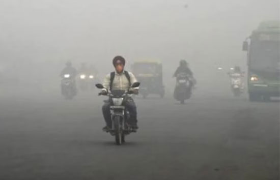 धुआं-धुआं हुई दिल्ली, सांस लेना हुआ मुश्किल, कई जगह AQI 450 पार, अभी और बिगड़ सकते हैं हालात