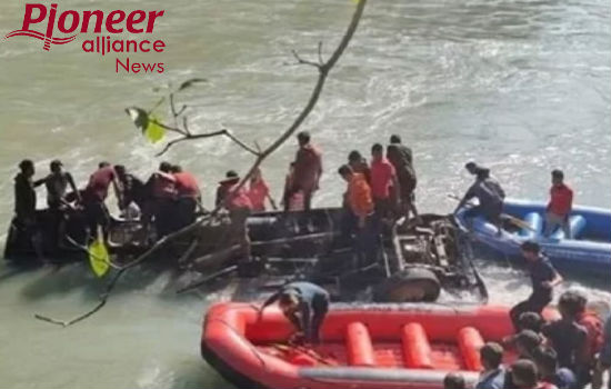 बड़ा हादसा: नेपाल में यात्रियों से भरी बस नदी में गिरी, 17 लोगों की मौत