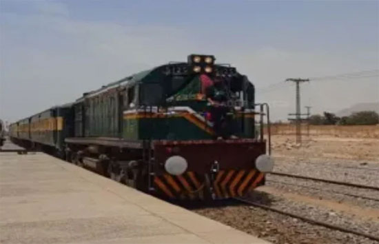 हाईजैक ट्रेन कई घंटे से सुरंग में खड़ी, कैद में 182 यात्री, सेना की 20 जवानों की हत्या   