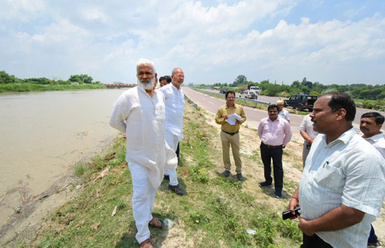 जलशक्ति मंत्री ने इंदिरा नहर का निरीक्षण हटवाई झाड़ी, लगाए पौधे