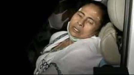 पश्चिम बंगाल: नंदीग्राम में घायल हुईं ममता बनर्जी, पैर में लगी चोट