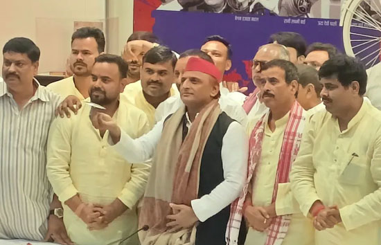 यूपी चुनाव से पहले BJP को तगड़ा झटका: बृजभूषण के करीबी नेता भवानी भीख शुक्ला अपने बेटों संग सपा में शामिल