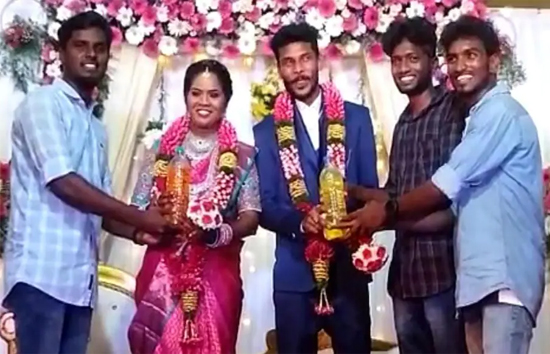 शादी में दोस्तों ने तोहफे में दिया पेट्रोल-डीजल, दूल्हा-दुल्हन देखकर रह गए दंग  