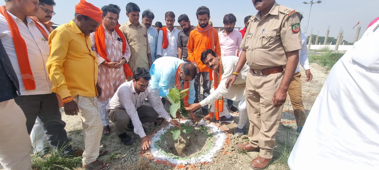 मुख्यमंत्री के जन्मदिन पर पौधरोपण करते पूर्व विधायक राघवेंद्र सिंह