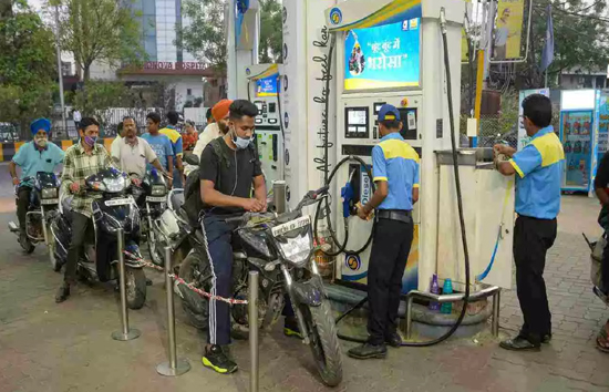 Petrol-Diesel Price Today : कच्चा तेल फिर हुआ महंगा, पेट्रोल-डीजल की कीमतें रही स्थिर