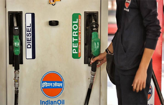 Petrol Diesel Prices : बुधवार को फिर बढ़े पेट्रोल-डीजल के दाम, फटाफट चेक करें अपने यहां का ताजा रेट 