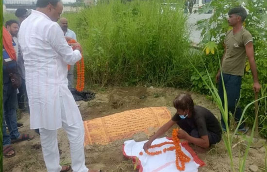 राजभवन के सामने गर्भवती महिला ने बच्चे को दिया जन्म, अस्पताल में मौत, अंतिम संस्कार में पहुंचे डिप्टी सीएम पाठक 