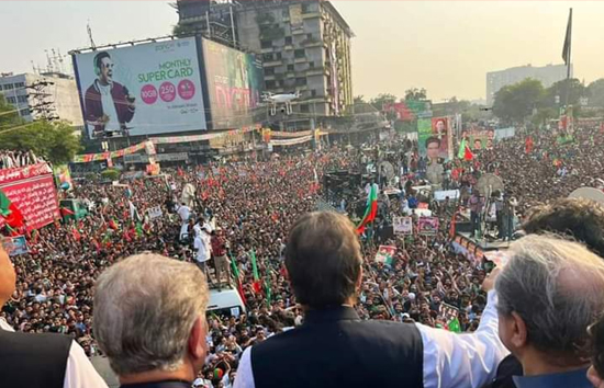 पाकिस्तान : पूर्व प्रधानमंत्री इमरान खान का सेना और शहबाज सरकार के खिलाफ आजादी मार्च जारी, मीडिया कवरेज पर रोक
