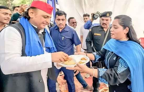 ‘आपको पूड़ी खिलाई, पापा को सफाईकर्मी बना दिया’, अखिलेश के सामने भावुक होकर बोली दलित बेटी, कहा-100 नौकरियां कुर्बान
