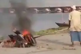बलिया: शर्मनाक तस्वीरें आई सामने, टायरों पर पुलिसकर्मियों ने जलाए लावारिस शव!