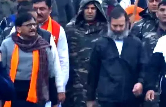 जम्मू : कश्मीर में राहुल गांधी की बारिश के बीच शुरू की यात्रा, जैकेट पहने आए नजर 