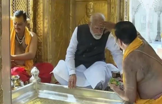 वाराणसी दौरे के दूसरे दिन पीएम मोदी ने काशी विश्वनाथ मंदिर में की विशेष पूजा