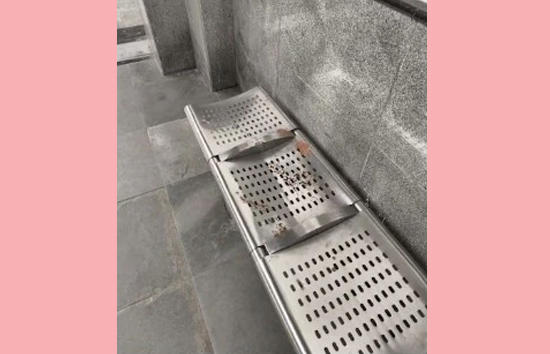 ये लोग नहीं सुधरेंगे! दिल्ली मेट्रो में गुटखा खाकर सीट पर थूका, तस्वीर वायरल  