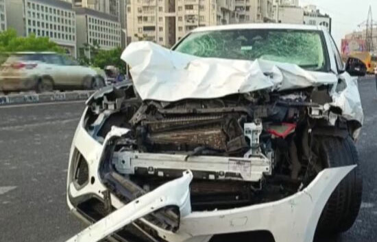 अहमदाबाद : तेज रफ्तार जगुआर कार ने सड़क पर खड़े लोगों को रौंदा, दो पुलिस कांस्टेबल 9 की मौत  