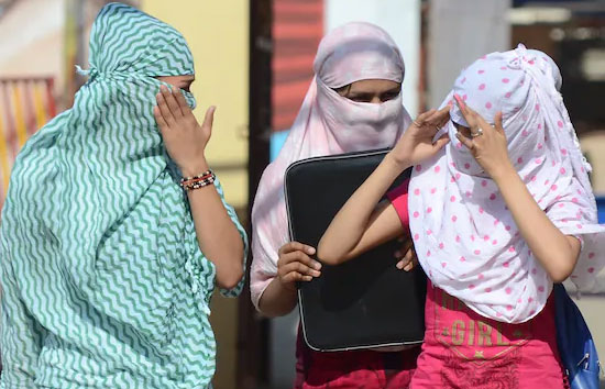 देश के कई हिस्सों में गर्मी का कहर...21 शहरों में पारा 42°C के पार, गर्म हवाएं चलने का अनुमान 